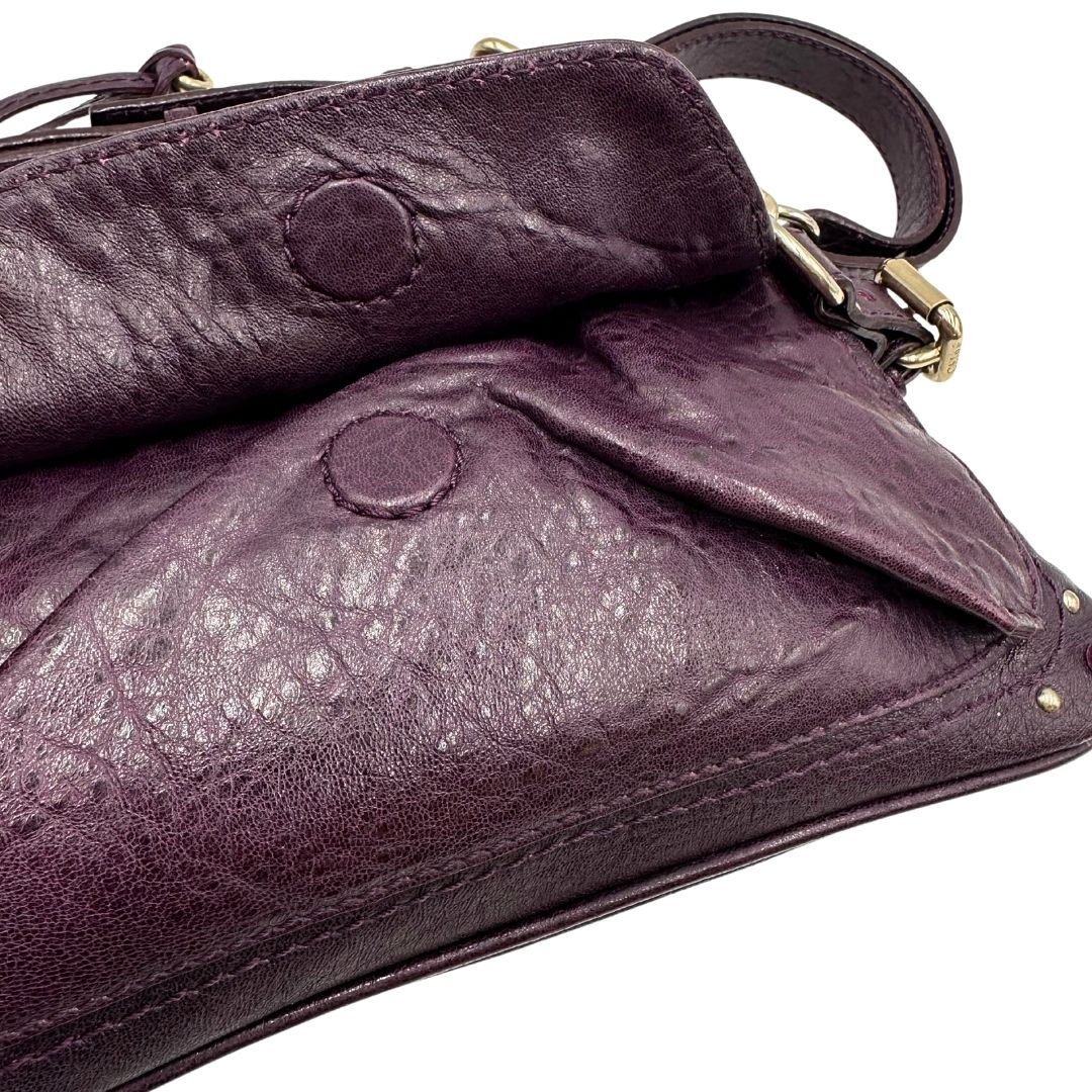 Borsa Chloé Maxi Lock in pelle viola prugna con parti metalliche dorate. Munita di un manico regolabile e impreziosita da una catena sul front con lucchetto. Originale, usato, in condizioni ottime. 