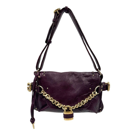 Borsa Chloé Maxi Lock in pelle viola prugna con parti metalliche dorate. Munita di un manico regolabile e impreziosita da una catena sul front con lucchetto. Originale, usato, in condizioni ottime. 