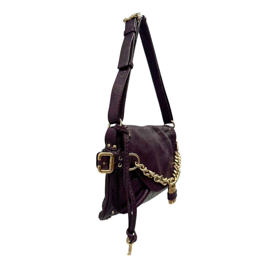 Laterale Borsa Chloé Maxi Lock in pelle viola prugna con parti metalliche dorate. Munita di un manico regolabile e impreziosita da una catena sul front con lucchetto. Originale, usato, in condizioni ottime. 