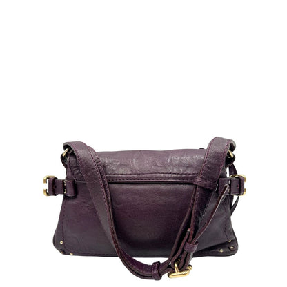Retro Borsa Chloé Maxi Lock in pelle viola prugna con parti metalliche dorate. Munita di un manico regolabile e impreziosita da una catena sul front con lucchetto. Originale, usato, in condizioni ottime. 