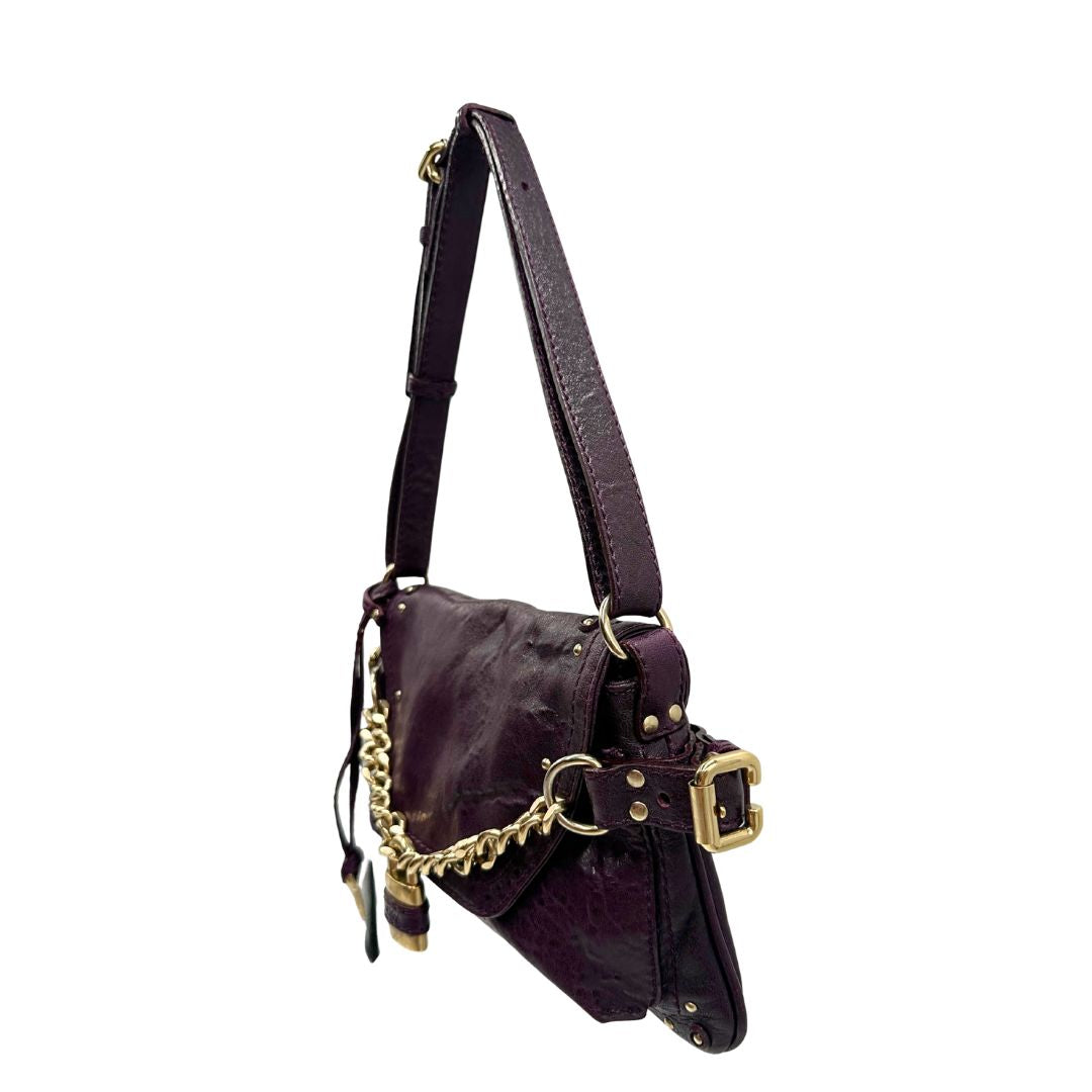 Laterale Borsa Chloé Maxi Lock in pelle viola prugna con parti metalliche dorate. Munita di un manico regolabile e impreziosita da una catena sul front con lucchetto. Originale, usato, in condizioni ottime. 