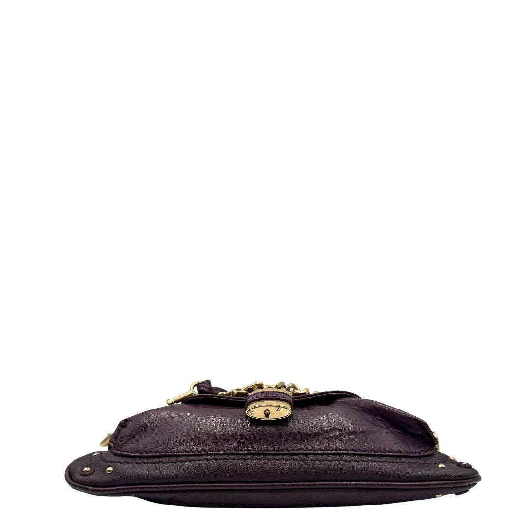 Base Borsa Chloé Maxi Lock in pelle viola prugna con parti metalliche dorate. Munita di un manico regolabile e impreziosita da una catena sul front con lucchetto. Originale, usato, in condizioni ottime. 