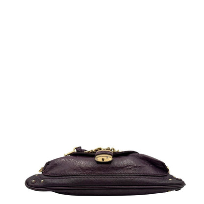 Base Borsa Chloé Maxi Lock in pelle viola prugna con parti metalliche dorate. Munita di un manico regolabile e impreziosita da una catena sul front con lucchetto. Originale, usato, in condizioni ottime. 