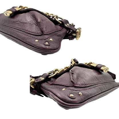 Angoli Borsa Chloé Maxi Lock in pelle viola prugna con parti metalliche dorate. Munita di un manico regolabile e impreziosita da una catena sul front con lucchetto. Originale, usato, in condizioni ottime. 