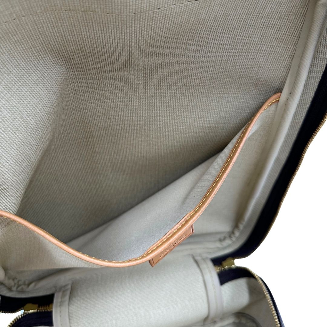 interno Borsa Louis Vuitton in canvas marrone monogram con parti metalliche dorate e finiture in vacchetta naturale; munita di doppi manici. Completa di dustbag, lucchetto e chiavi, di lusso, originale, ottime condizioni. 