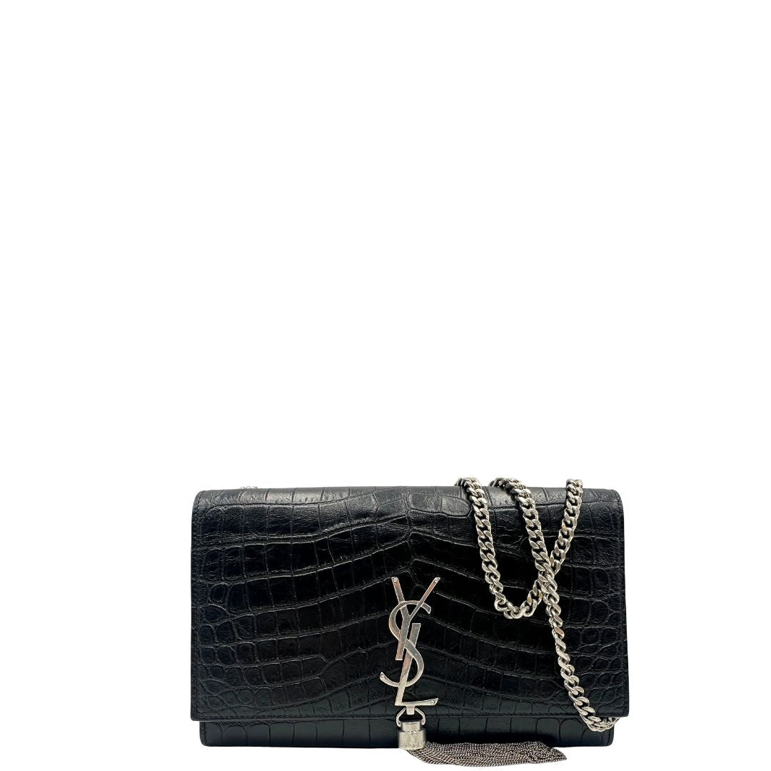 front  Borsa Saint Laurent in pelle nera trama cocco con parti metalliche argentate; munita di una tracolla in catena scorrevole e impreziosita da logo Cassandre e nappa decorativa in metallo, di lusso, originale, ottime condizioni. 