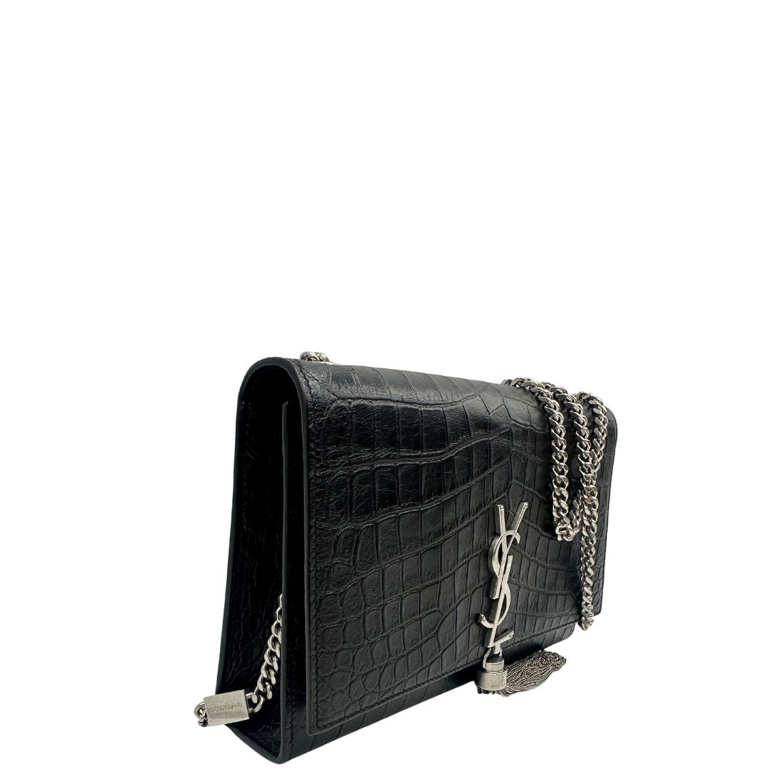 lato  Borsa Saint Laurent in pelle nera trama cocco con parti metalliche argentate; munita di una tracolla in catena scorrevole e impreziosita da logo Cassandre e nappa decorativa in metallo, di lusso, originale, ottime condizioni. 