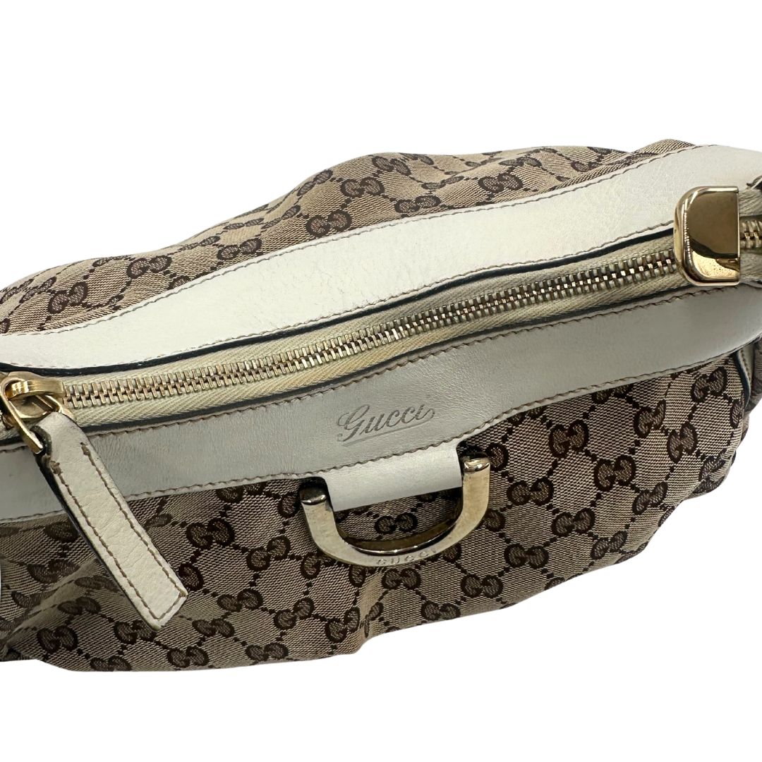 Borsa Gucci Hobo D-Ring in tessuto beige GG con finiture in pelle bianca e parti metalliche dorate. Munita di un manico in pelle stondato, rifinita con dettaglio D-Ring e logo lettering sul front. Completa di dustbag. Originale, usato, in condizioni ottime. 