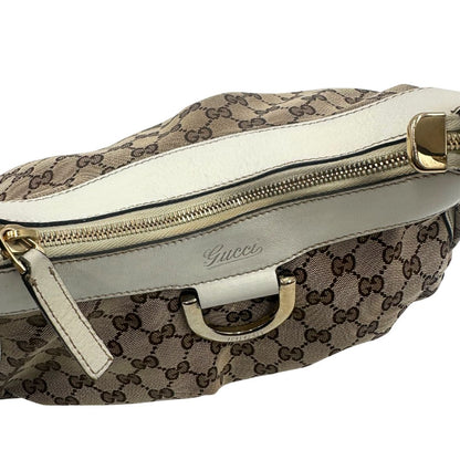 Borsa Gucci Hobo D-Ring in tessuto beige GG con finiture in pelle bianca e parti metalliche dorate. Munita di un manico in pelle stondato, rifinita con dettaglio D-Ring e logo lettering sul front. Completa di dustbag. Originale, usato, in condizioni ottime. 