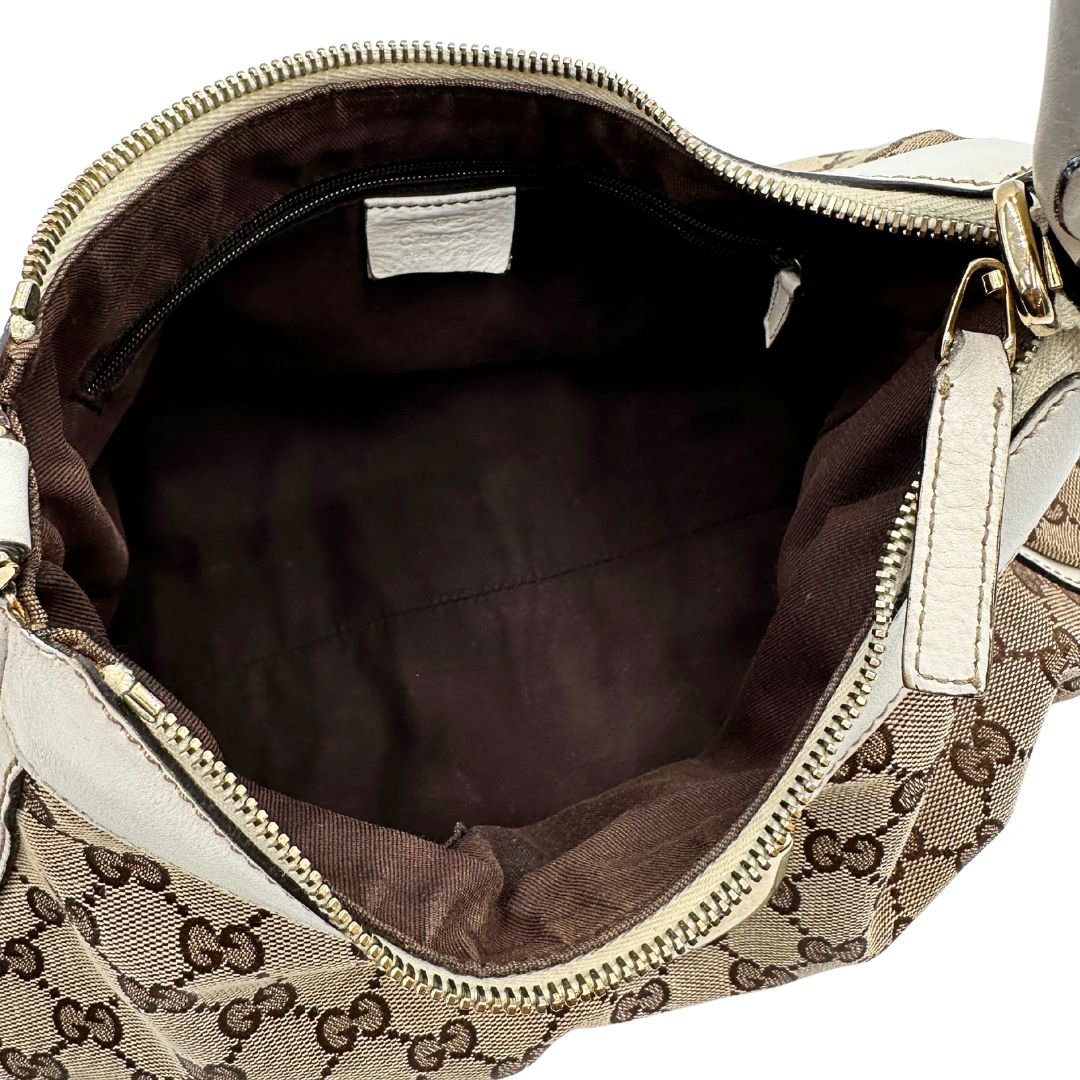 Interno Borsa Gucci Hobo D-Ring in tessuto beige GG con finiture in pelle bianca e parti metalliche dorate. Munita di un manico in pelle stondato, rifinita con dettaglio D-Ring e logo lettering sul front. Completa di dustbag. Originale, usato, in condizioni ottime. 