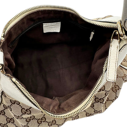 Interno Borsa Gucci Hobo D-Ring in tessuto beige GG con finiture in pelle bianca e parti metalliche dorate. Munita di un manico in pelle stondato, rifinita con dettaglio D-Ring e logo lettering sul front. Completa di dustbag. Originale, usato, in condizioni ottime. 