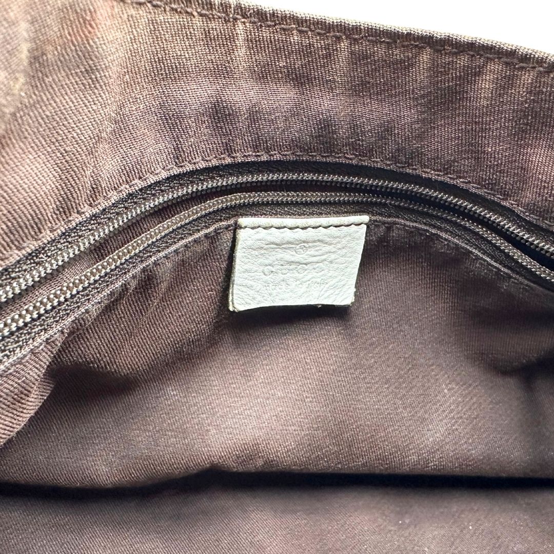 Interno Borsa Gucci Hobo D-Ring in tessuto beige GG con finiture in pelle bianca e parti metalliche dorate. Munita di un manico in pelle stondato, rifinita con dettaglio D-Ring e logo lettering sul front. Completa di dustbag. Originale, usato, in condizioni ottime. 