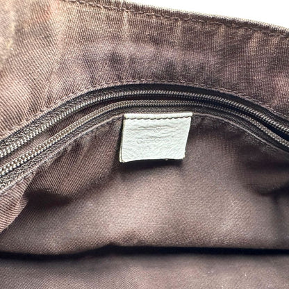 Interno Borsa Gucci Hobo D-Ring in tessuto beige GG con finiture in pelle bianca e parti metalliche dorate. Munita di un manico in pelle stondato, rifinita con dettaglio D-Ring e logo lettering sul front. Completa di dustbag. Originale, usato, in condizioni ottime. 