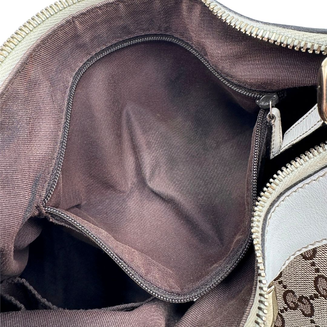 Interno Borsa Gucci Hobo D-Ring in tessuto beige GG con finiture in pelle bianca e parti metalliche dorate. Munita di un manico in pelle stondato, rifinita con dettaglio D-Ring e logo lettering sul front. Completa di dustbag. Originale, usato, in condizioni ottime. 