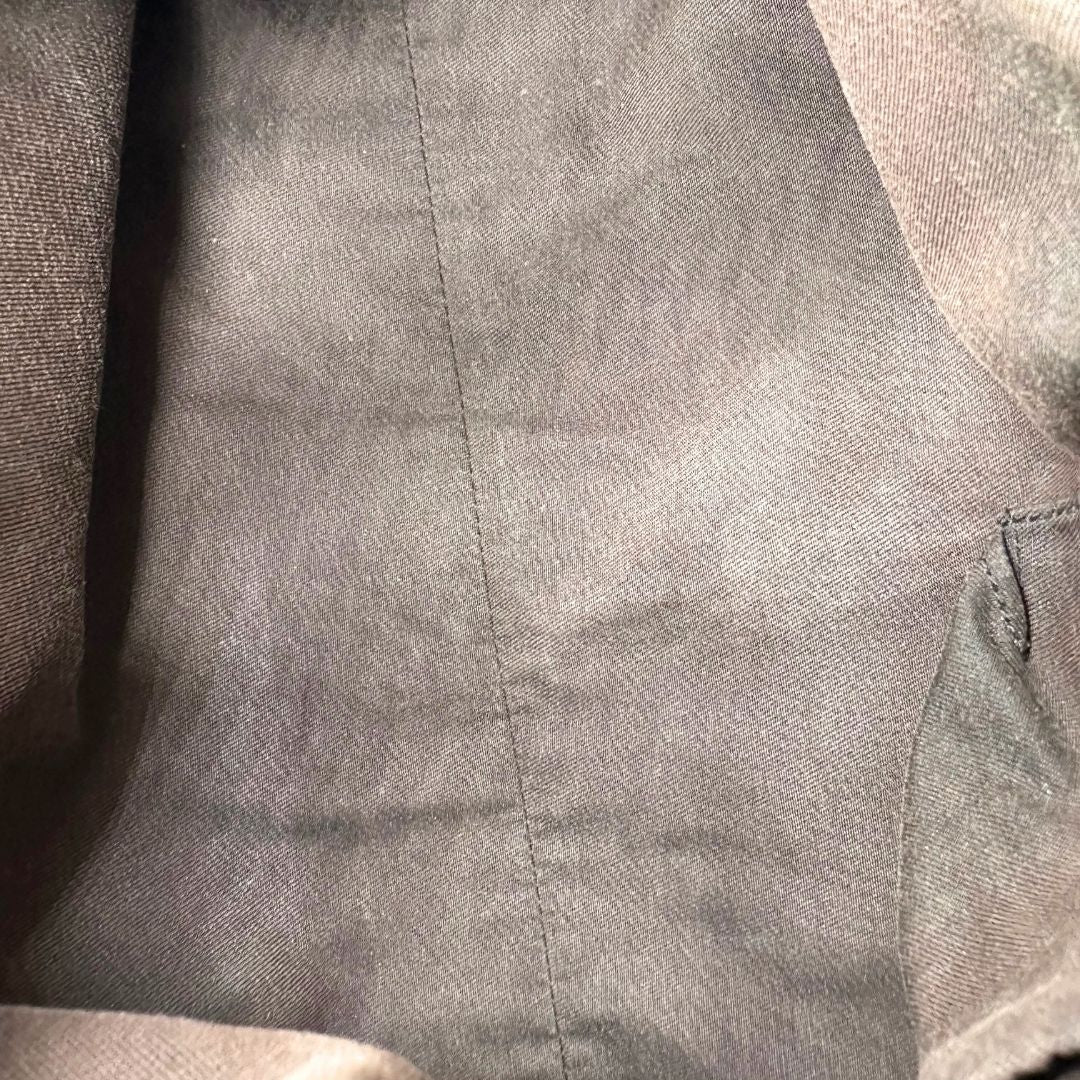 Interno Borsa Gucci Hobo D-Ring in tessuto beige GG con finiture in pelle bianca e parti metalliche dorate. Munita di un manico in pelle stondato, rifinita con dettaglio D-Ring e logo lettering sul front. Completa di dustbag. Originale, usato, in condizioni ottime. 