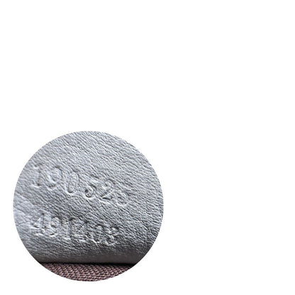 Codice seriale; Borsa Gucci Hobo D-Ring in tessuto beige GG con finiture in pelle bianca e parti metalliche dorate. Munita di un manico in pelle stondato, rifinita con dettaglio D-Ring e logo lettering sul front. Completa di dustbag. Originale, usato, in condizioni ottime. 