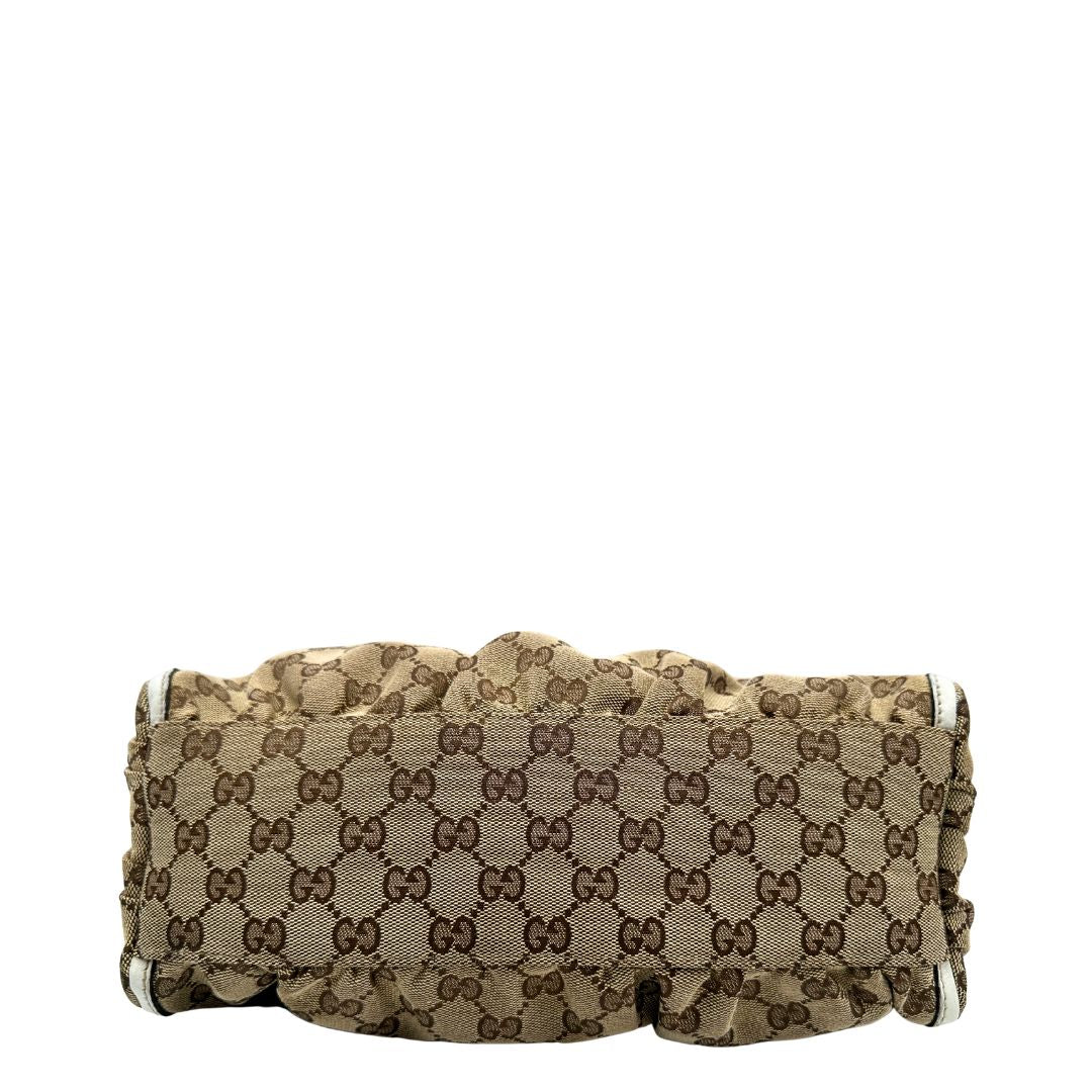 Base Borsa Gucci Hobo D-Ring in tessuto beige GG con finiture in pelle bianca e parti metalliche dorate. Munita di un manico in pelle stondato, rifinita con dettaglio D-Ring e logo lettering sul front. Completa di dustbag. Originale, usato, in condizioni ottime. 