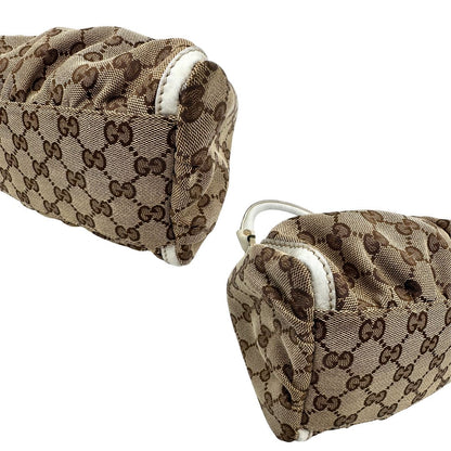 Angoli Borsa Gucci Hobo D-Ring in tessuto beige GG con finiture in pelle bianca e parti metalliche dorate. Munita di un manico in pelle stondato, rifinita con dettaglio D-Ring e logo lettering sul front. Completa di dustbag. Originale, usato, in condizioni ottime. 