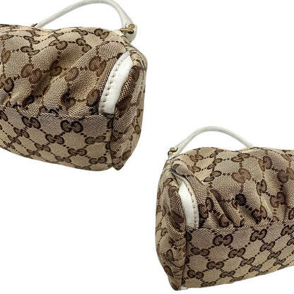 Angoli Borsa Gucci Hobo D-Ring in tessuto beige GG con finiture in pelle bianca e parti metalliche dorate. Munita di un manico in pelle stondato, rifinita con dettaglio D-Ring e logo lettering sul front. Completa di dustbag. Originale, usato, in condizioni ottime. 