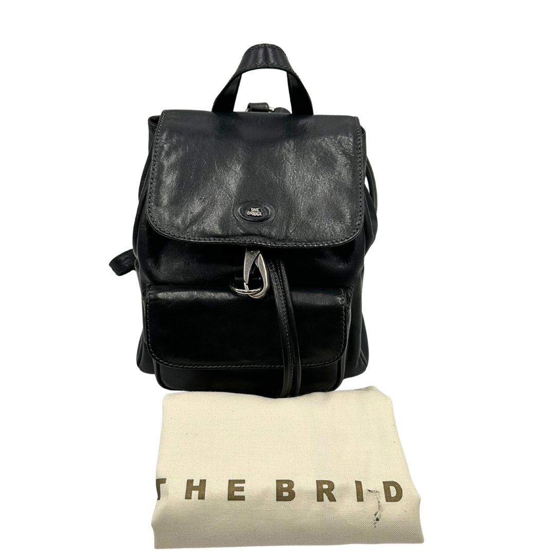 Zaino The Bridge in cuoio nero con parti metalliche argentate. Cinghie delle bretelle regolabili. Completo di dustbag.