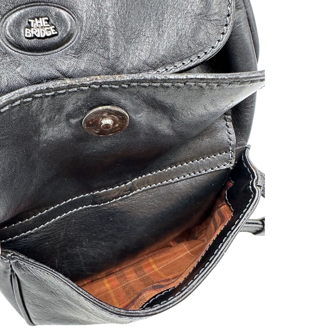 Interno di uno zaino The Bridge in cuoio nero con parti metalliche argentate. Cinghie delle bretelle regolabili. Completo di dustbag.