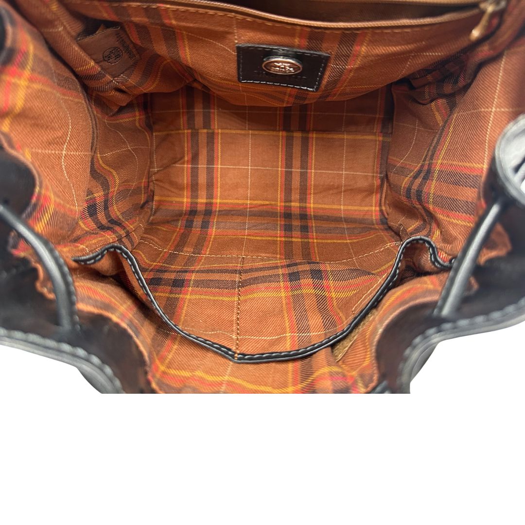 Interno di uno zaino The Bridge in cuoio nero con parti metalliche argentate. Cinghie delle bretelle regolabili. Completo di dustbag.