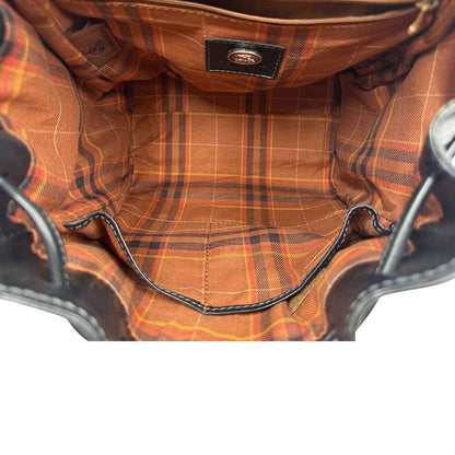 Interno di uno zaino The Bridge in cuoio nero con parti metalliche argentate. Cinghie delle bretelle regolabili. Completo di dustbag.