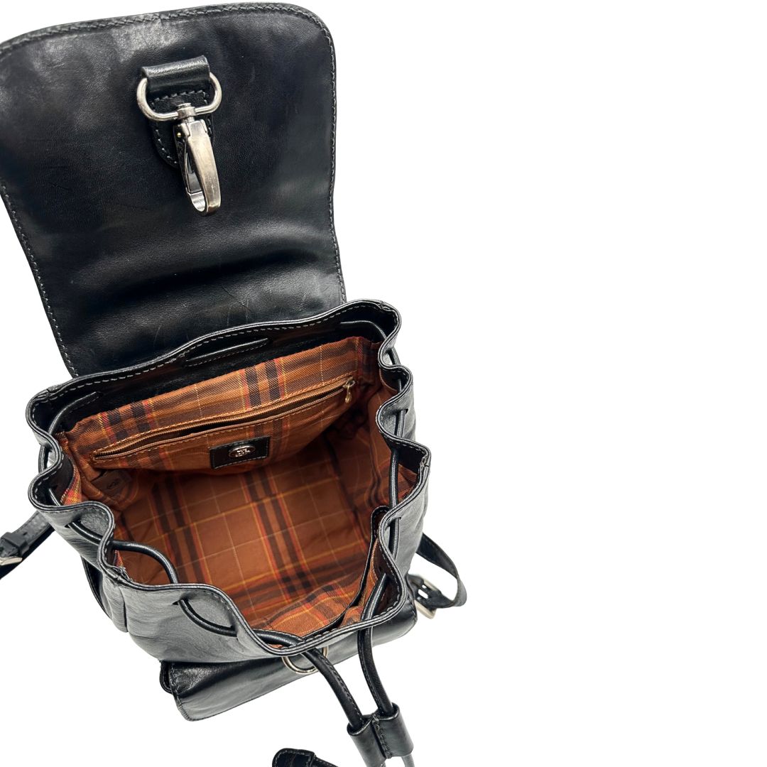 Interno di uno zaino The Bridge in cuoio nero con parti metalliche argentate. Cinghie delle bretelle regolabili. Completo di dustbag.