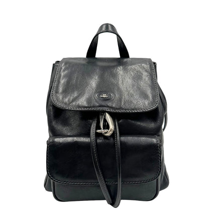 Front di uno zaino The Bridge in cuoio nero con parti metalliche argentate. Cinghie delle bretelle regolabili. Completo di dustbag.