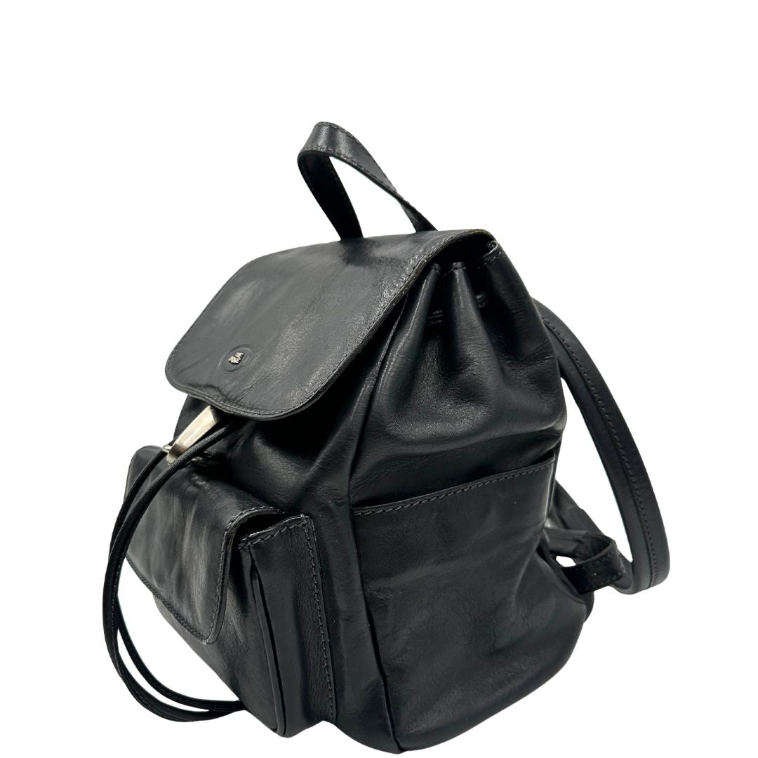 Laterale destro di uno zaino The Bridge in cuoio nero con parti metalliche argentate. Cinghie delle bretelle regolabili. Completo di dustbag.