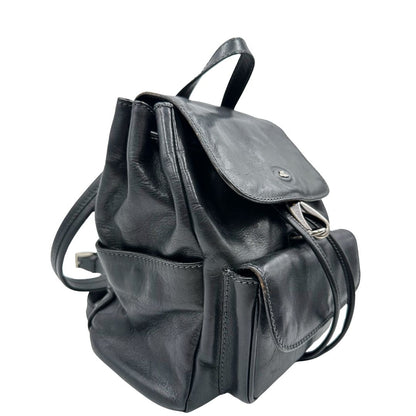 Laterale sinistro di uno zaino The Bridge in cuoio nero con parti metalliche argentate. Cinghie delle bretelle regolabili. Completo di dustbag.