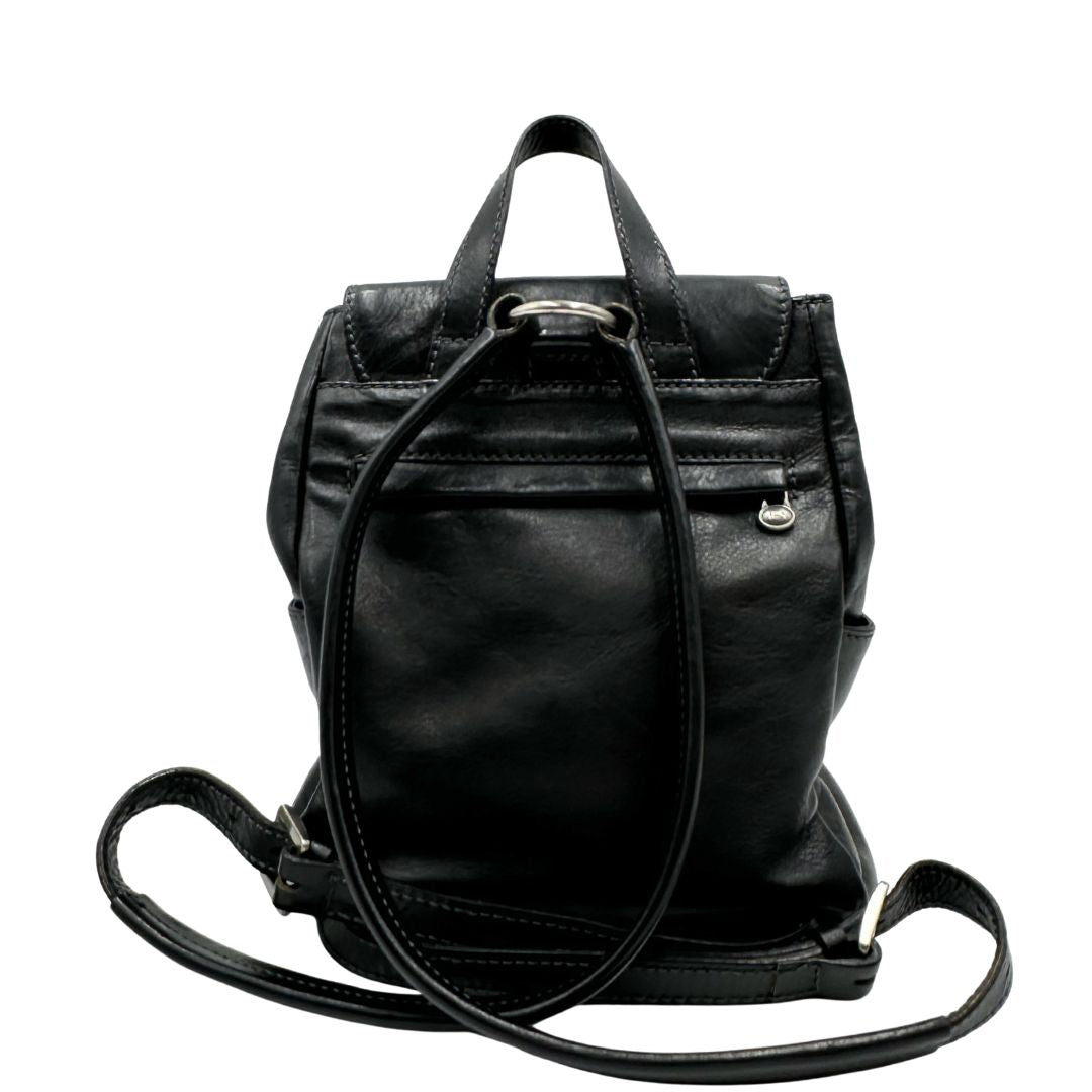 Retro di uno zaino The Bridge in cuoio nero con parti metalliche argentate. Cinghie delle bretelle regolabili. Completo di dustbag.