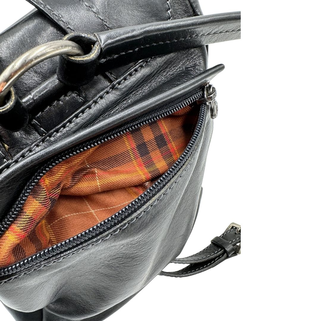 Taschino interno di uno zaino The Bridge in cuoio nero con parti metalliche argentate. Cinghie delle bretelle regolabili. Completo di dustbag.