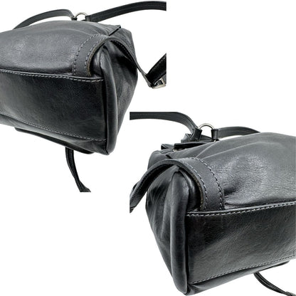 Angoli di uno zaino The Bridge in cuoio nero con parti metalliche argentate. Cinghie delle bretelle regolabili. Completo di dustbag.