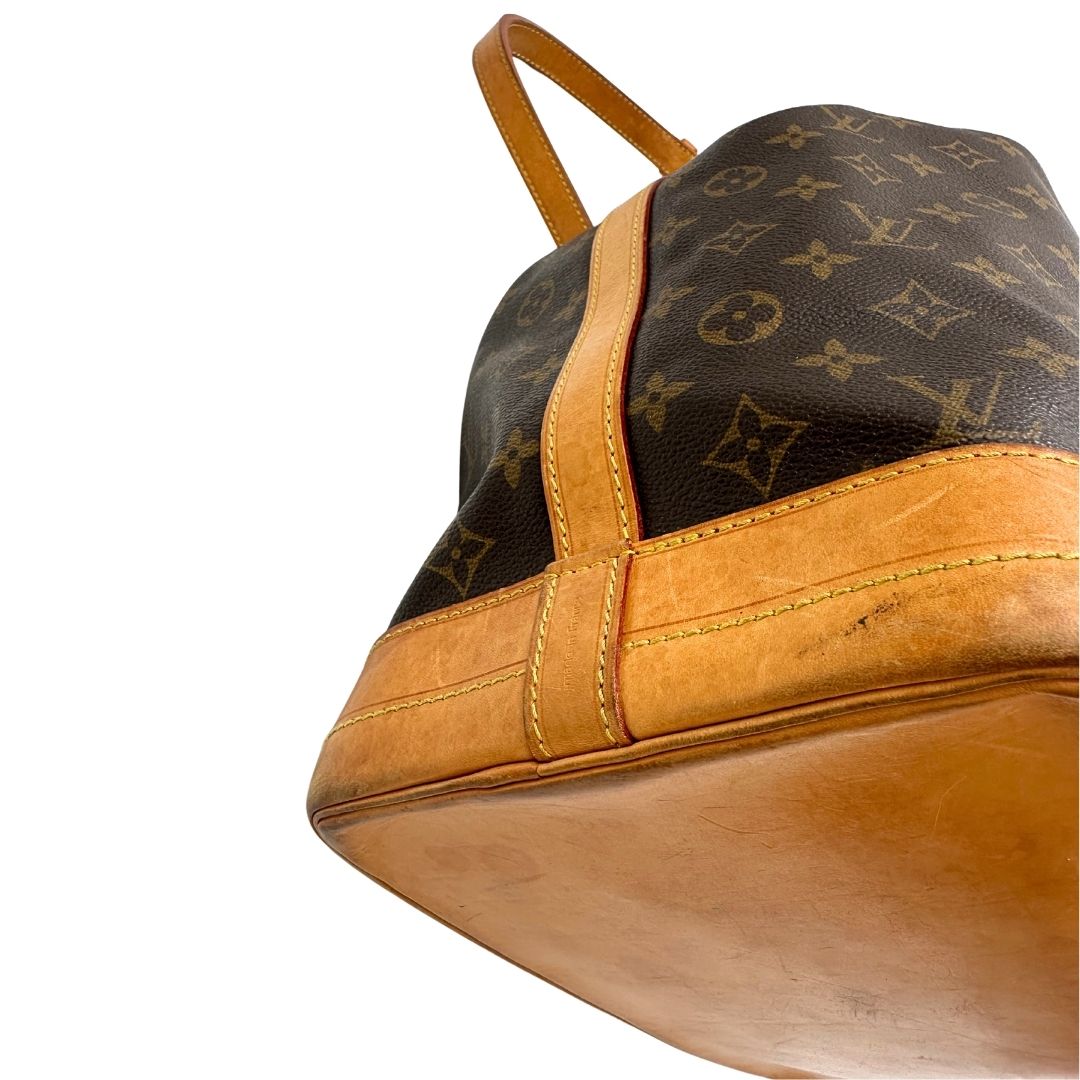 angolo mSecchiello Noé Louis Vuitton in canvas marrone monogram con finiture in vacchetta naturale, tracolla regolabile con fibbia e parti metalliche dorate. Completo di corredo, di lusso, originale, ottime condizioni. 