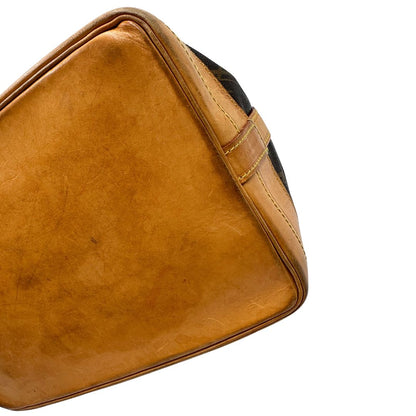 base Secchiello Noé Louis Vuitton in canvas marrone monogram con finiture in vacchetta naturale, tracolla regolabile con fibbia e parti metalliche dorate. Completo di corredo, di lusso, originale, ottime condizioni. 