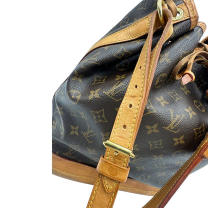 Secchiello Noé Louis Vuitton in canvas marrone monogram con finiture in vacchetta naturale, tracolla regolabile con fibbia e parti metalliche dorate. Completo di corredo, di lusso, originale, ottime condizioni.