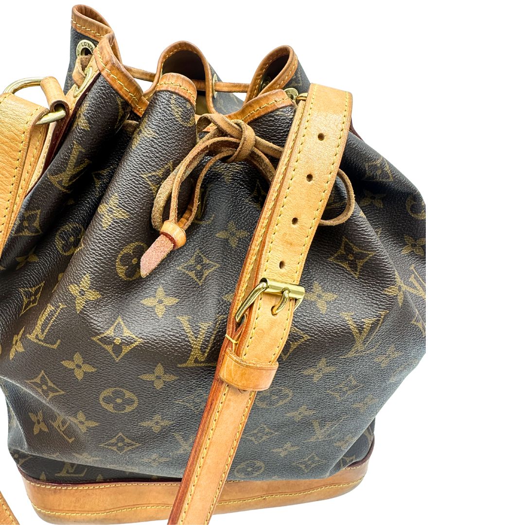 Secchiello Noé Louis Vuitton in canvas marrone monogram con finiture in vacchetta naturale, tracolla regolabile con fibbia e parti metalliche dorate. Completo di corredo, di lusso, originale, ottime condizioni.