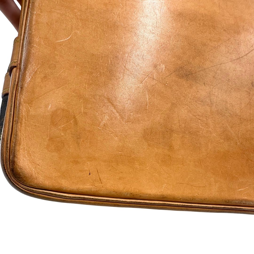 finiture in vacchetta del Secchiello Noé Louis Vuitton in canvas marrone monogram con finiture in vacchetta naturale, tracolla regolabile con fibbia e parti metalliche dorate. Completo di corredo, di lusso, originale, ottime condizioni. 