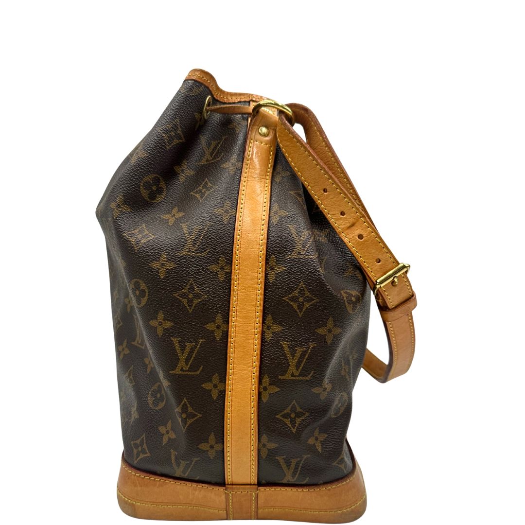 Secchiello Noé Louis Vuitton in canvas marrone monogram con finiture in vacchetta naturale, tracolla regolabile con fibbia e parti metalliche dorate. Completo di corredo, di lusso, originale, ottime condizioni.