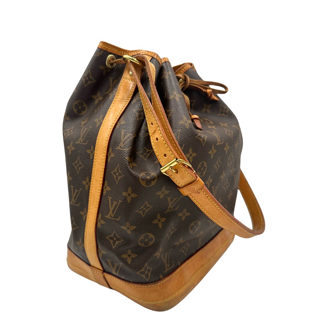 Secchiello Noé Louis Vuitton in canvas marrone monogram con finiture in vacchetta naturale, tracolla regolabile con fibbia e parti metalliche dorate. Completo di corredo, di lusso, originale, ottime condizioni.