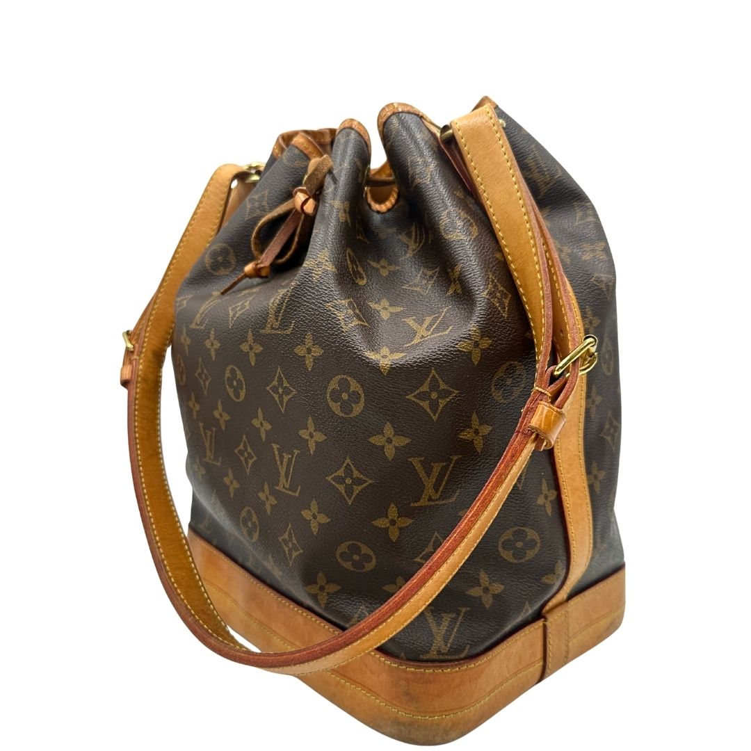 Secchiello Noé Louis Vuitton in canvas marrone monogram con finiture in vacchetta naturale, tracolla regolabile con fibbia e parti metalliche dorate. Completo di corredo, di lusso, originale, ottime condizioni.