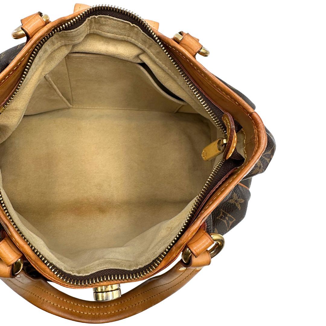 Interno di una borsa Louis Vuitton in canvas marrone monogram con finiture in vacchetta naturale e parti metalliche dorate; munita di doppi manici stondati, da indossare a mano.