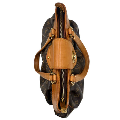 Vista dall'alto di una borsa Louis Vuitton in canvas marrone monogram con finiture in vacchetta naturale e parti metalliche dorate; munita di doppi manici stondati, da indossare a mano.