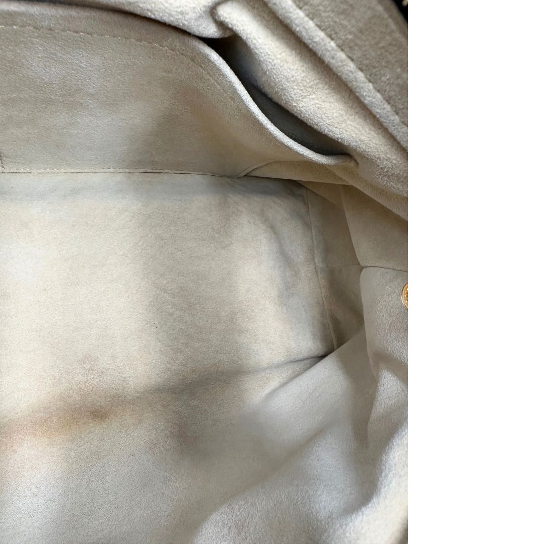 Interno di una borsa Louis Vuitton in canvas marrone monogram con finiture in vacchetta naturale e parti metalliche dorate; munita di doppi manici stondati, da indossare a mano.