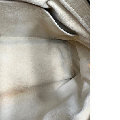 Interno di una borsa Louis Vuitton in canvas marrone monogram con finiture in vacchetta naturale e parti metalliche dorate; munita di doppi manici stondati, da indossare a mano.