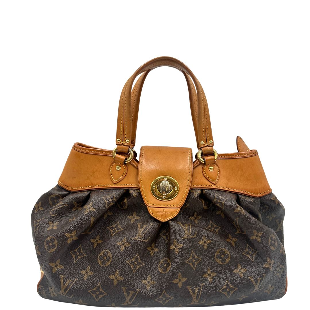 Front di una borsa Louis Vuitton in canvas marrone monogram con finiture in vacchetta naturale e parti metalliche dorate; munita di doppi manici stondati, da indossare a mano.