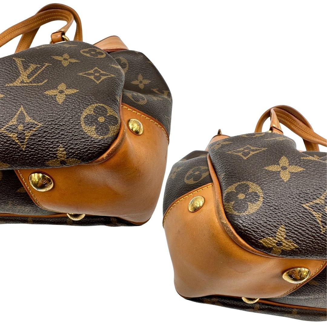 Angoli di una borsa Louis Vuitton in canvas marrone monogram con finiture in vacchetta naturale e parti metalliche dorate; munita di doppi manici stondati, da indossare a mano.