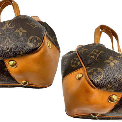 Angoli di una borsa Louis Vuitton in canvas marrone monogram con finiture in vacchetta naturale e parti metalliche dorate; munita di doppi manici stondati, da indossare a mano.
