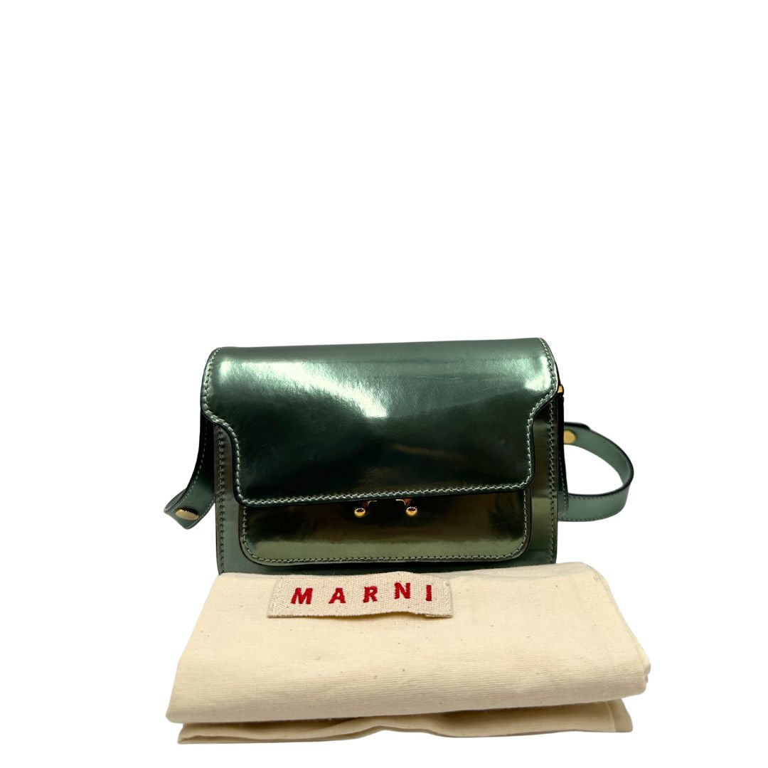 Borsa Marni Mini Trunk in pelle verde giada metallizzato con parti metalliche dorate. Munita di una tracolla regolabile. Completa di dustbag. Originale, usato, in condizioni ottime. 